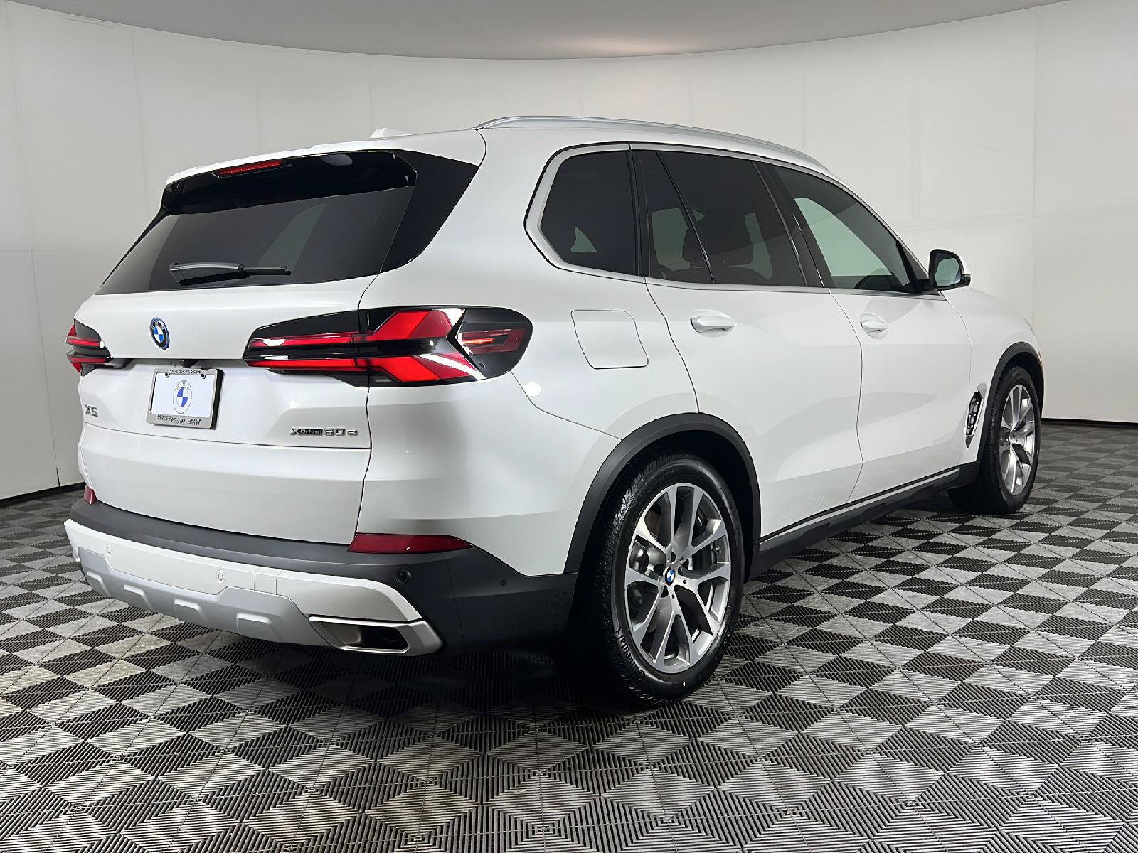 New 2026 BMW X5 xDrive50e w/ Climate Comfort Package AWD/4WD image 3
