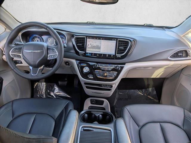 Used 2024 Chrysler Pacifica Touring-L FWD image 17