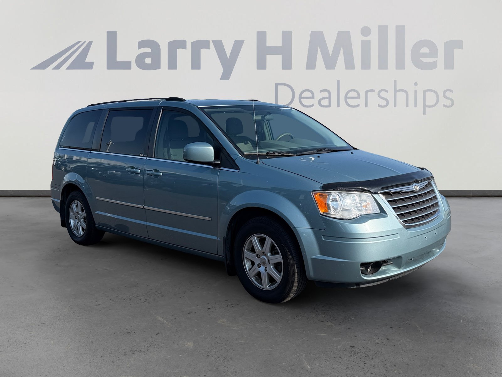 Used 2010 Chrysler Town & Country Touring FWD image 8