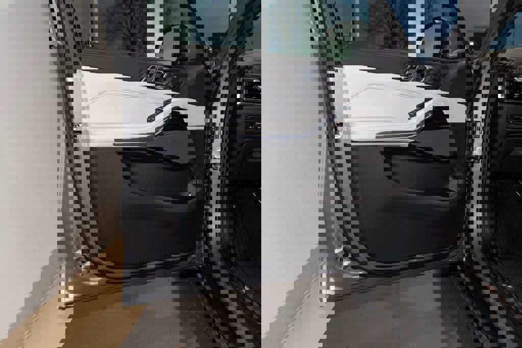 New 2026 BMW X5 xDrive50e w/ Climate Comfort Package image 12