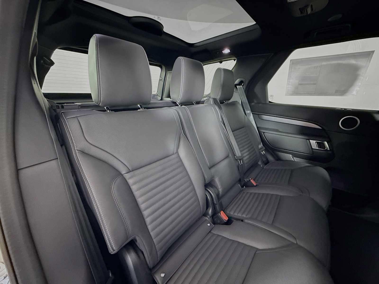 New 2025 Land Rover Discovery Dynamic SE image 26