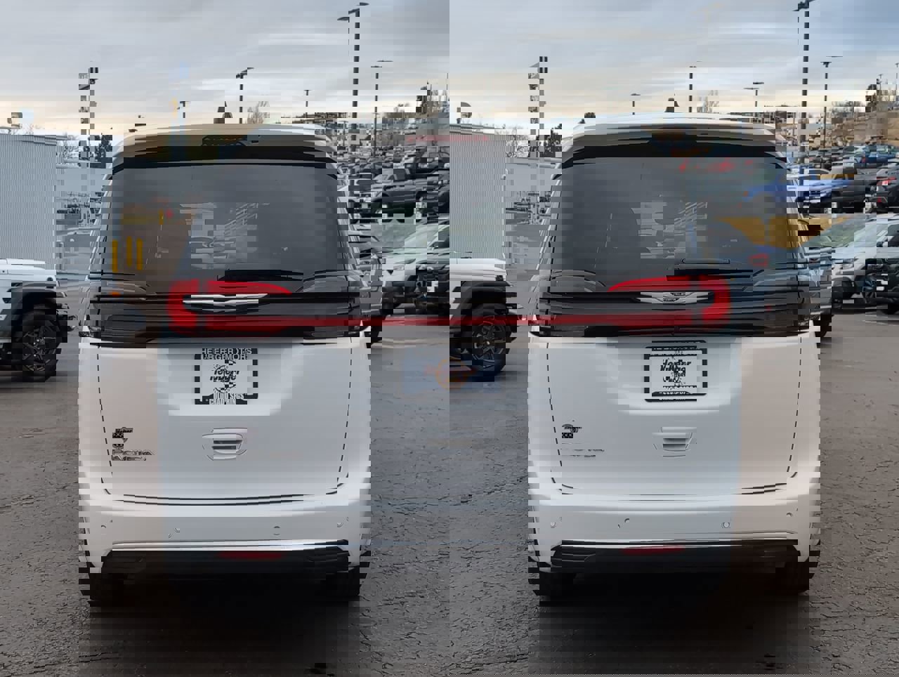 Used 2025 Chrysler Pacifica Select image 6