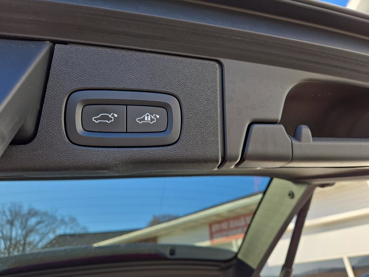 Used 2022 Volvo XC60 B5 Momentum image 9