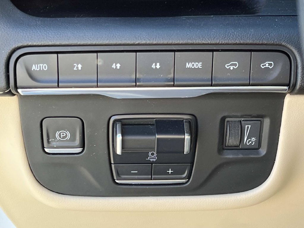 Used 2023 Cadillac Escalade Premium Luxury w/ Performance Package AWD/4WD image 39