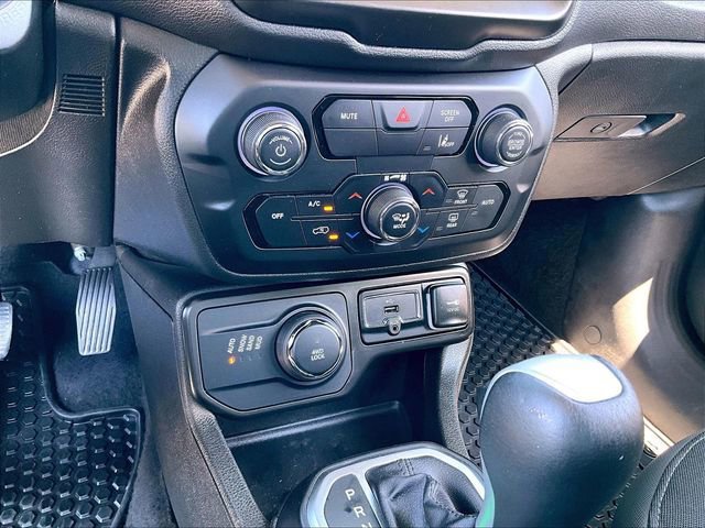 Used 2023 Jeep Renegade Latitude AWD/4WD image 26