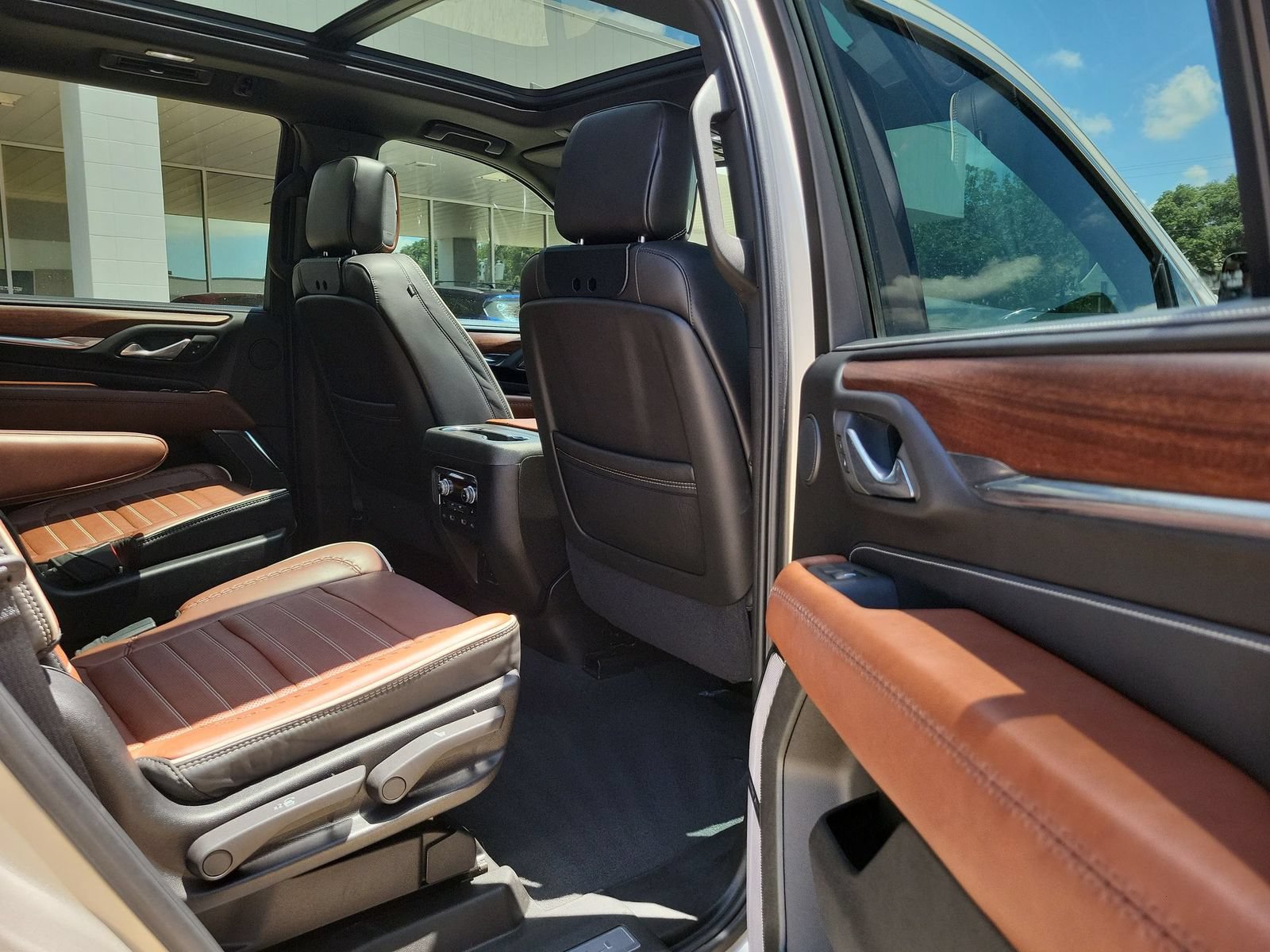 Used 2024 GMC Yukon Denali Ultimate AWD/4WD image 27