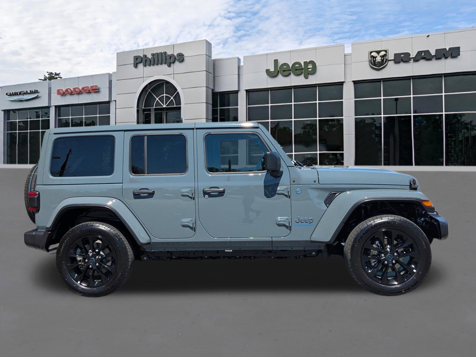 Used 2025 Jeep Wrangler Unlimited Sahara w/ Safety Group image 2