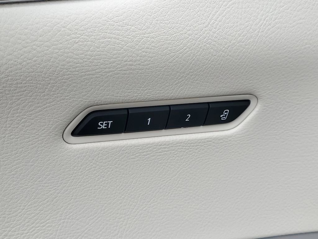 Used 2022 Cadillac XT6 Premium Luxury w/ LPO, Floor Liner Package AWD/4WD image 25