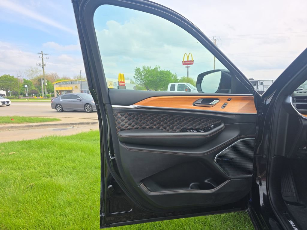 Used 2024 Jeep Grand Cherokee L Summit AWD/4WD image 16