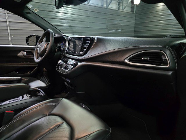 Used 2024 Chrysler Pacifica Limited image 12