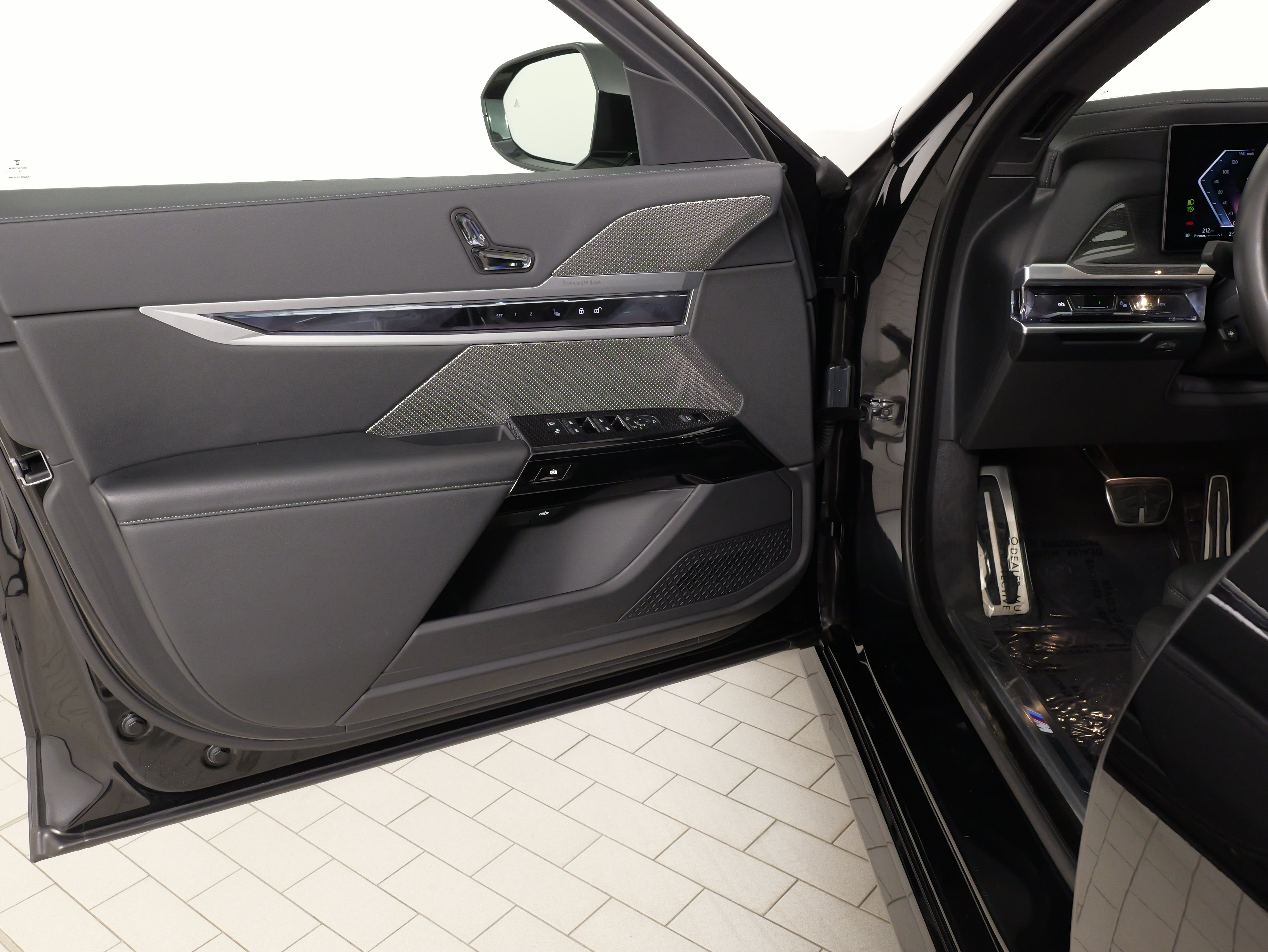 Used 2023 BMW 740i w/ Executive Package RWD image 25
