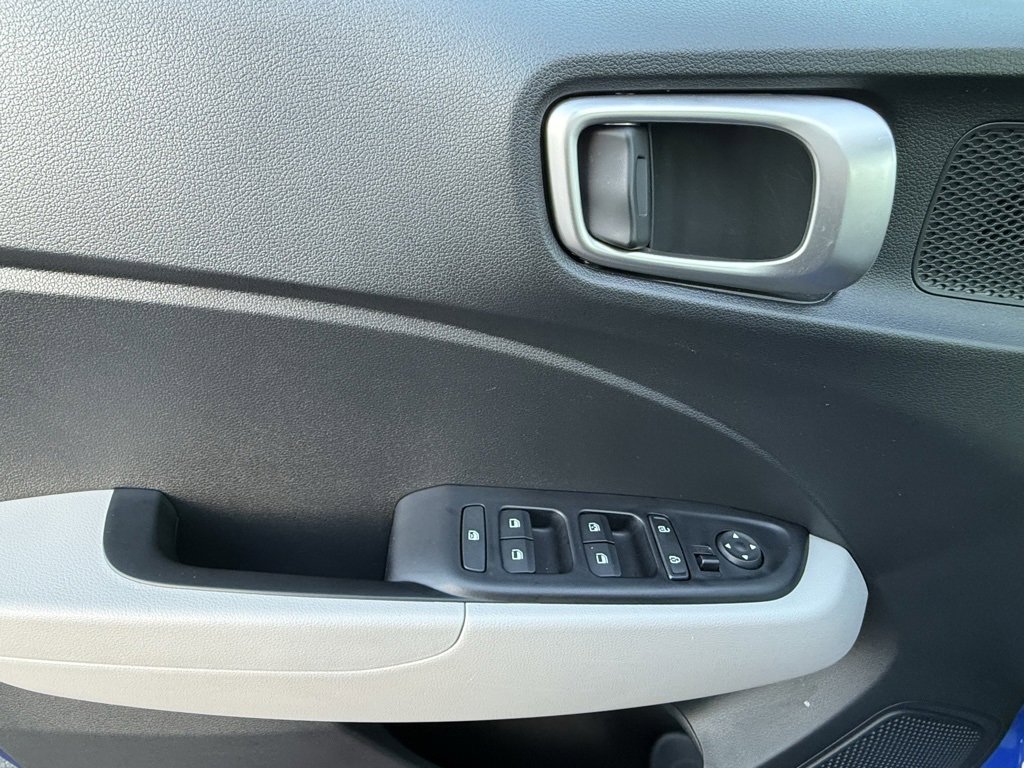 Used 2024 Hyundai Venue SEL image 20