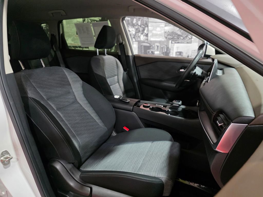 Used 2023 Nissan Rogue SV image 17