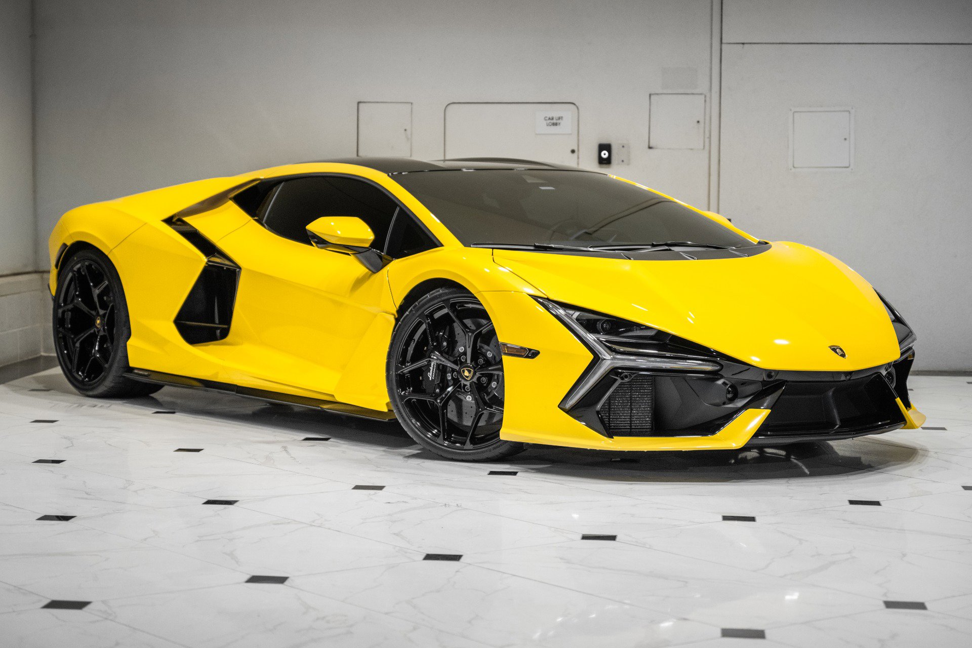 Used 2024 Lamborghini Revuelto image 1