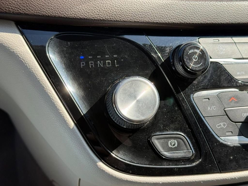 Used 2020 Chrysler Voyager LX image 19