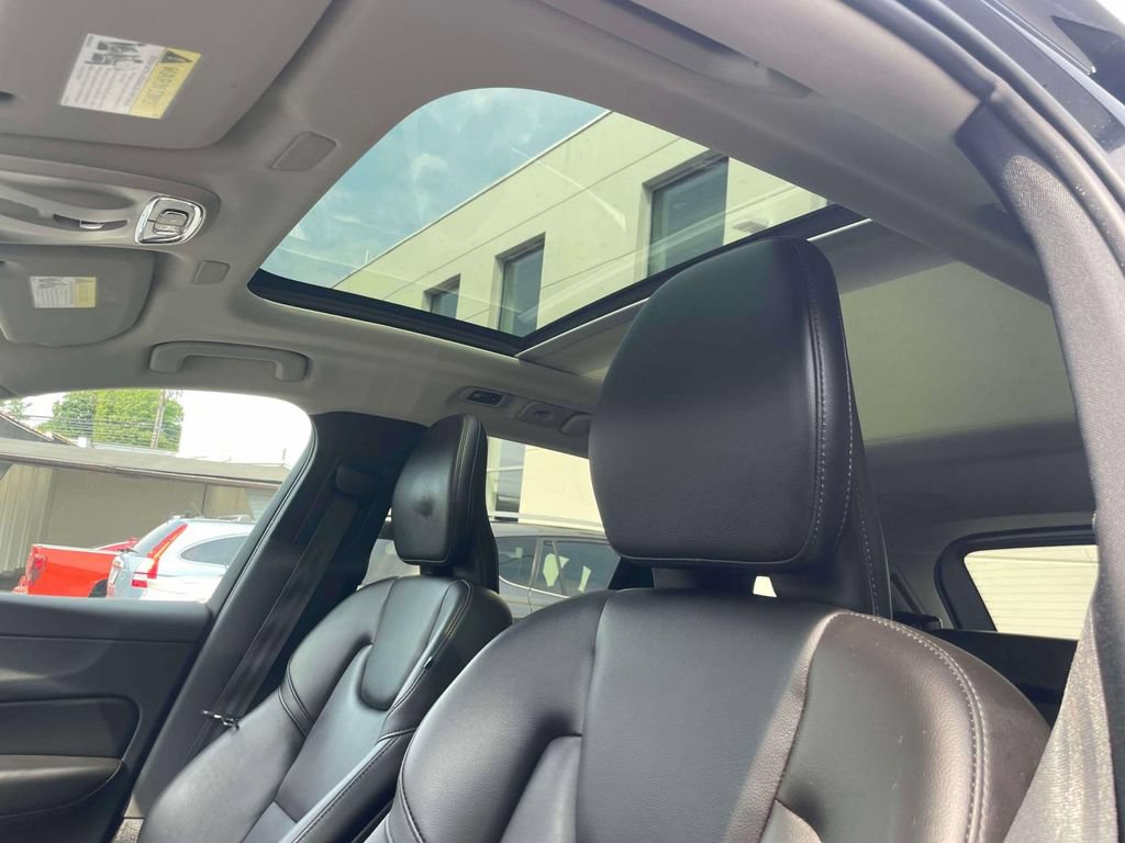Used 2019 Volvo XC60 T5 Momentum w/ Multimedia Package AWD/4WD image 19