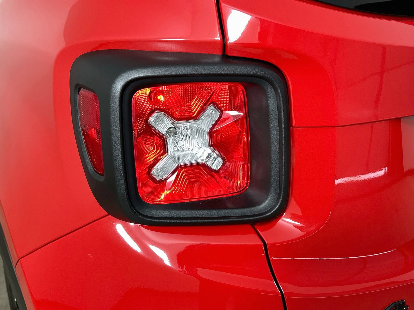 Used 2023 Jeep Renegade Trailhawk w/ Trailhawk Elite Group AWD/4WD image 12
