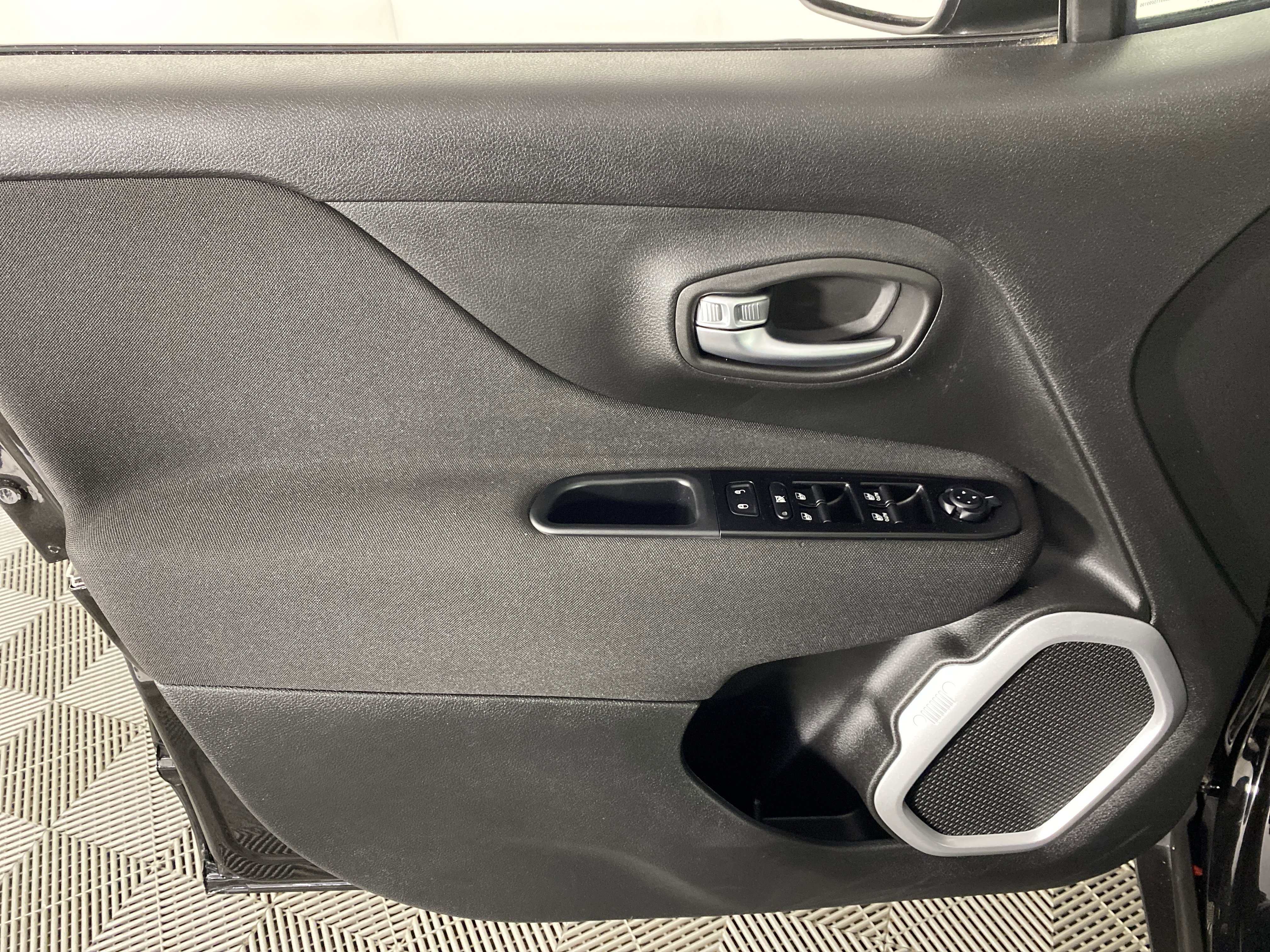 Used 2021 Jeep Renegade Latitude FWD image 12