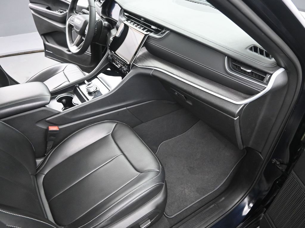 Used 2024 Jeep Grand Cherokee Limited w/ Luxury Tech Group II image 17