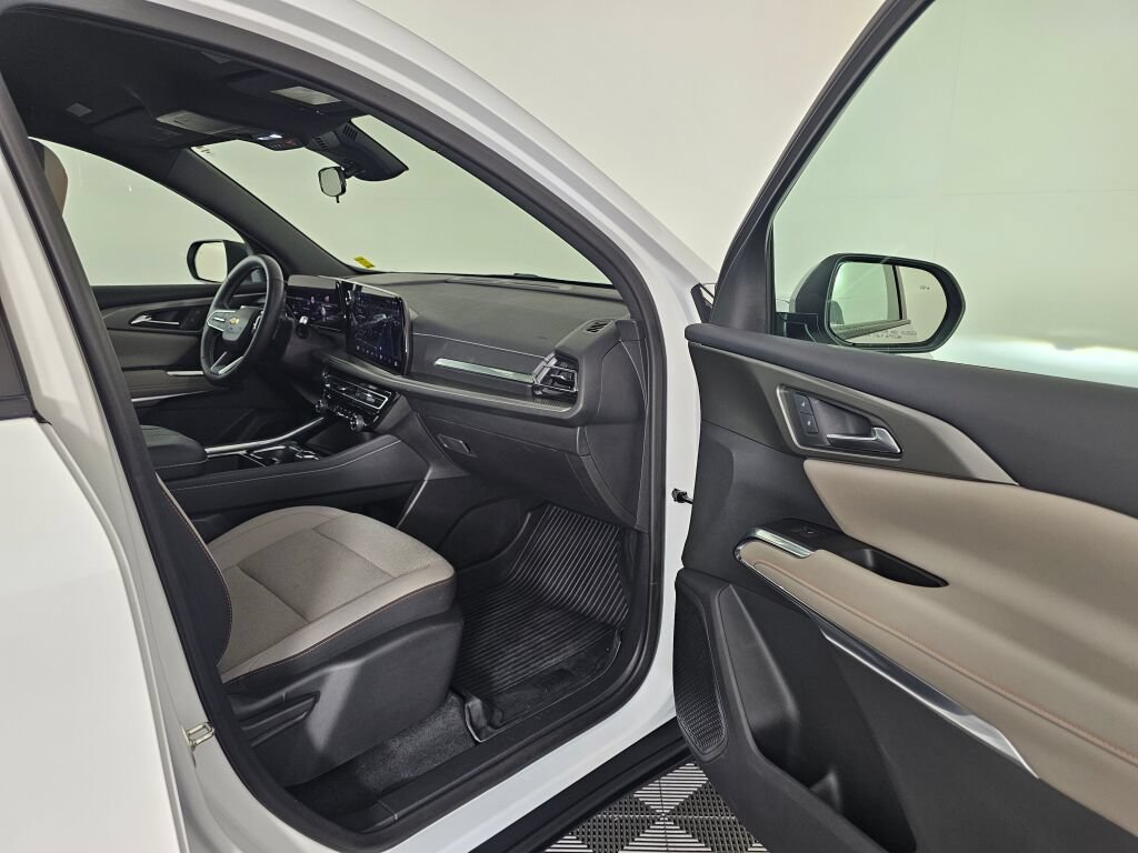 Used 2025 Chevrolet Traverse LT w/ Driver Confidence Package FWD image 37