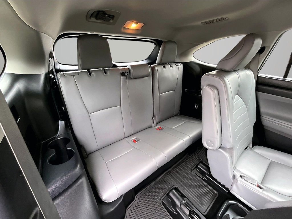 Used 2022 Toyota Highlander XLE FWD image 29