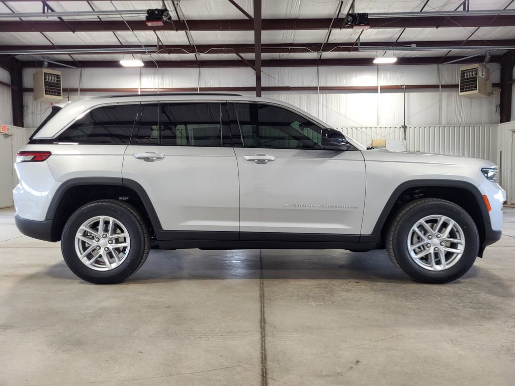 New 2025 Jeep Grand Cherokee Laredo w/ Luxury Tech Group I AWD/4WD image 6