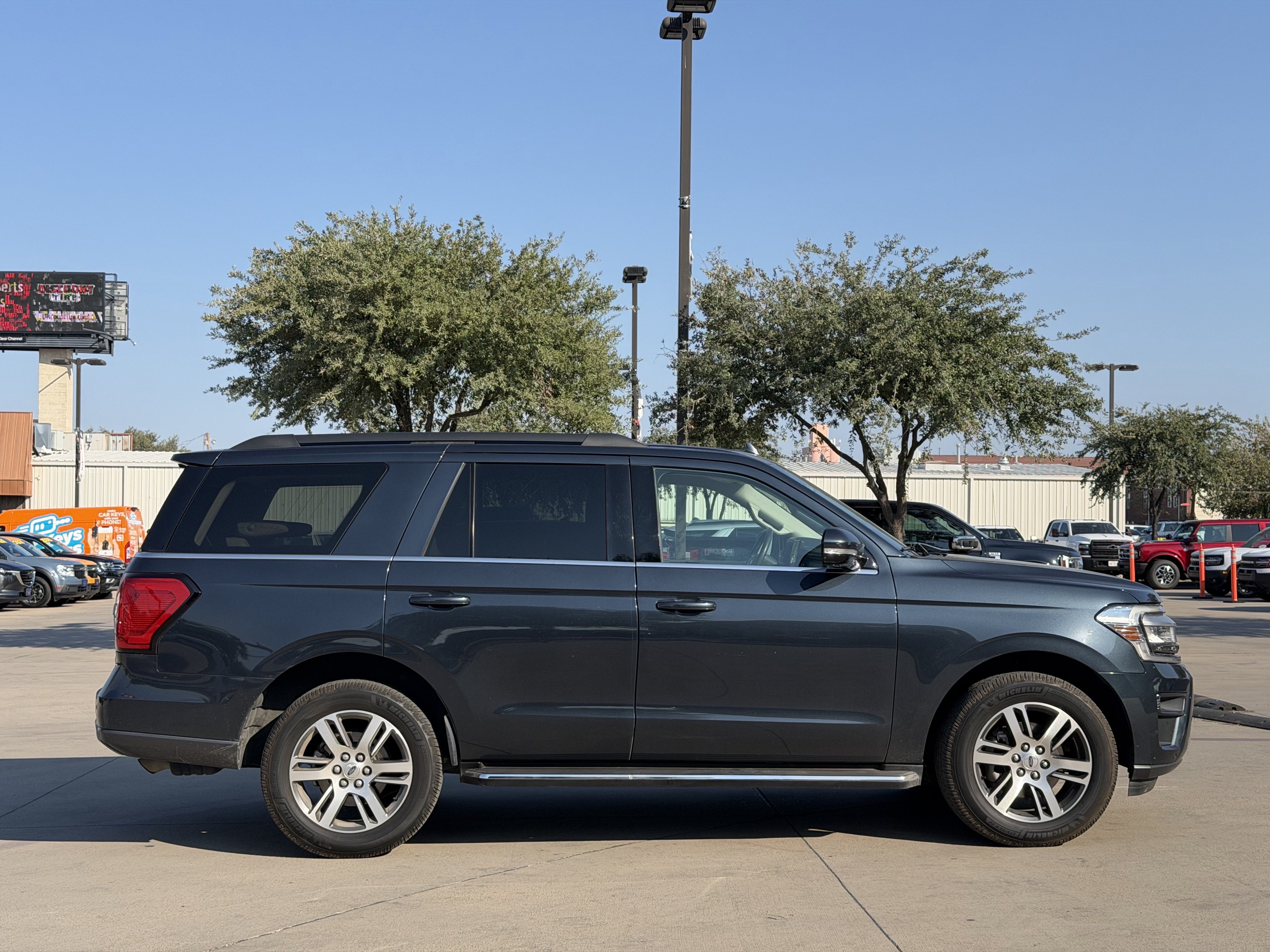 Used 2022 Ford Expedition XLT RWD image 3