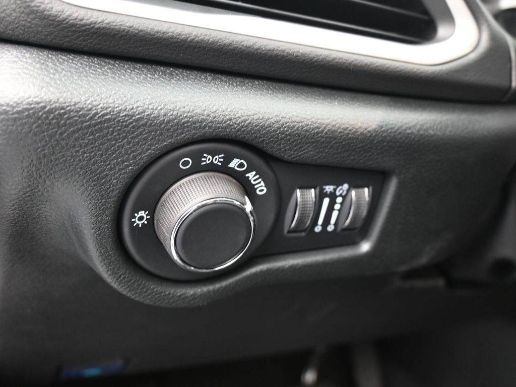 Used 2026 Chrysler Voyager LX image 14