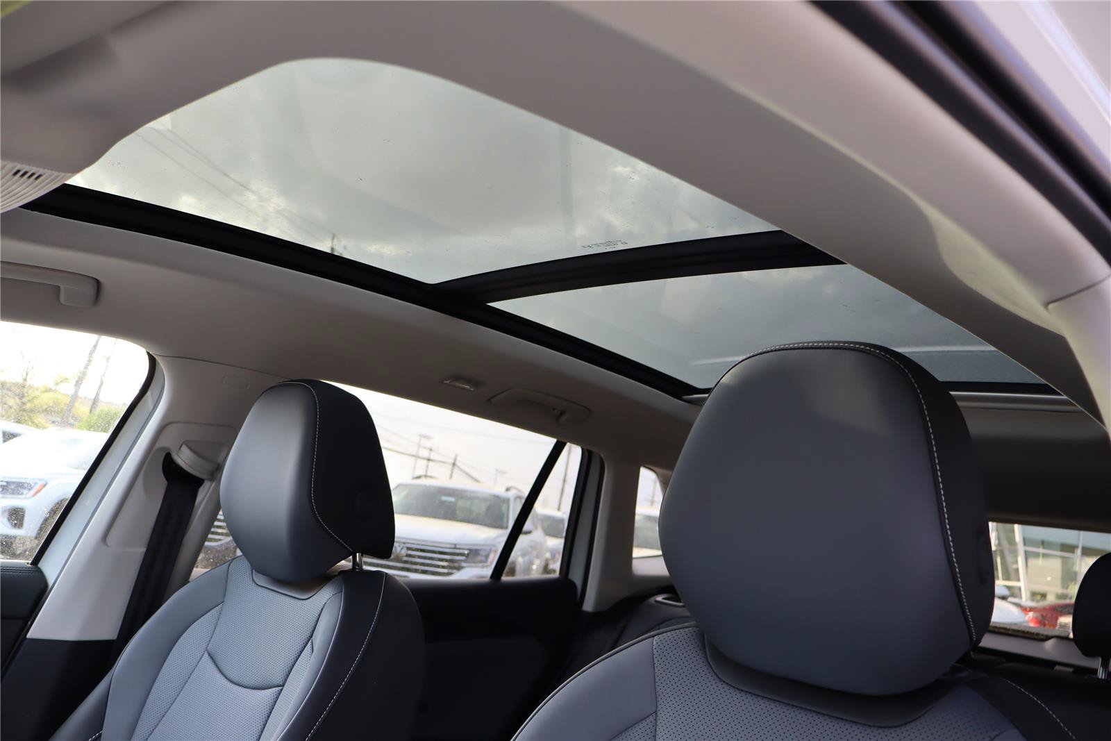 Used 2025 Volkswagen Tiguan SE w/ Panoramic Sunroof Package AWD/4WD image 24