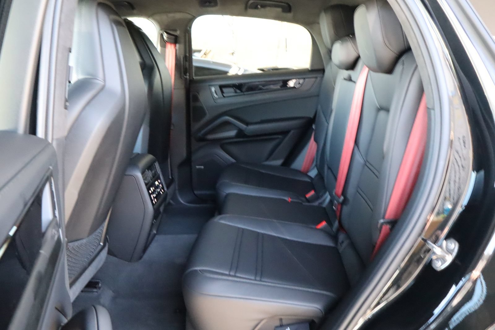Used 2026 Porsche Cayenne GTS AWD/4WD image 36