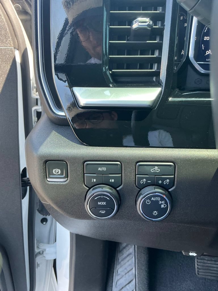 Used 2024 Chevrolet Silverado 1500 LT AWD/4WD image 21