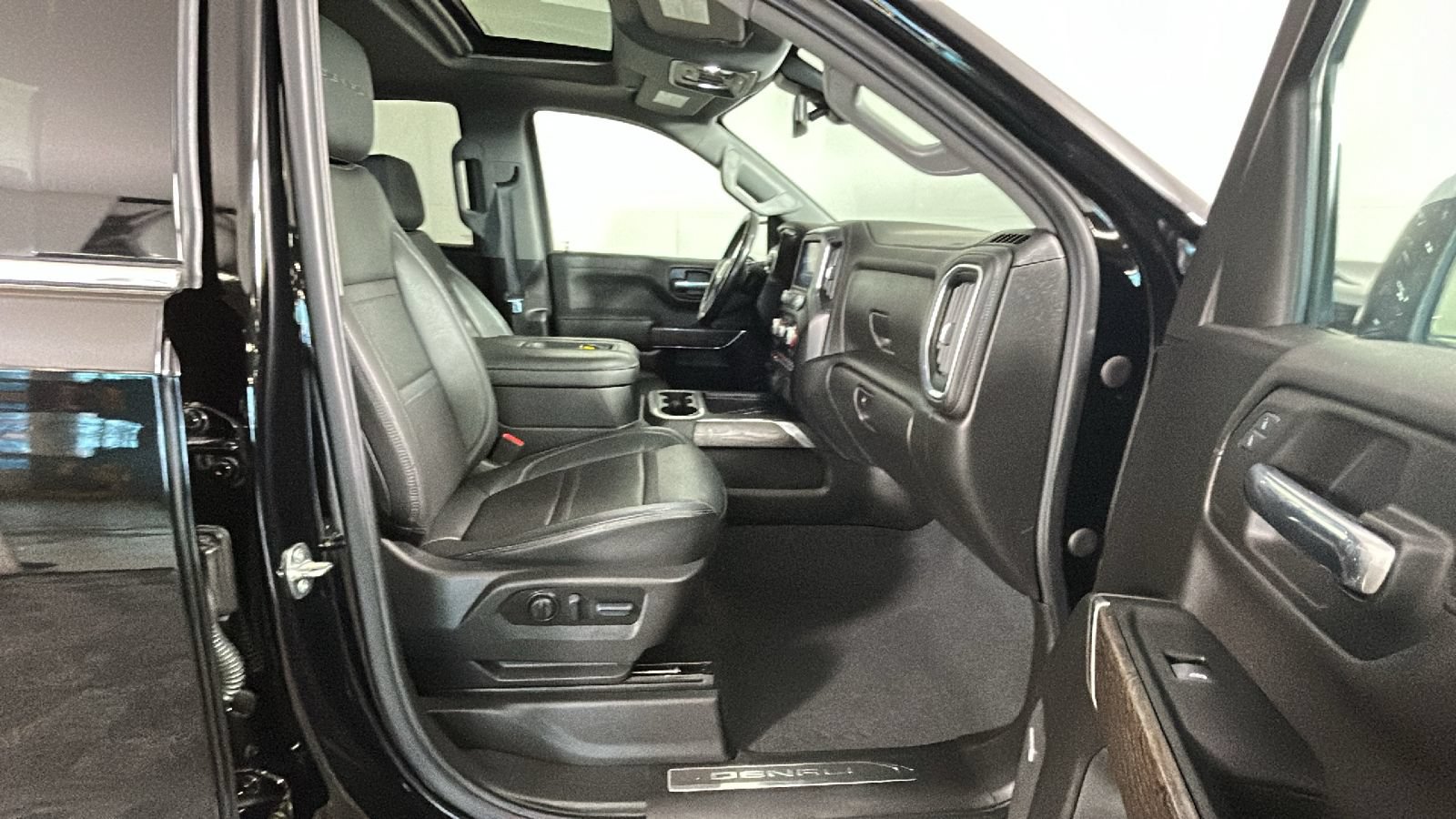 Used 2022 GMC Sierra 1500 Denali w/ Denali Premium Package AWD/4WD image 36