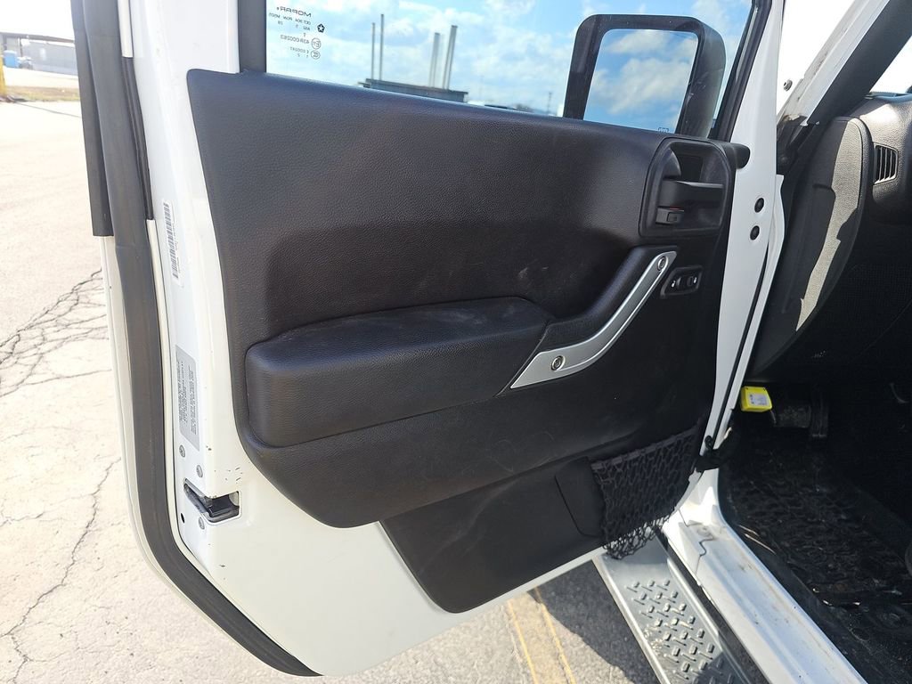 Used 2015 Jeep Wrangler Unlimited Sahara w/ Connectivity Group image 8