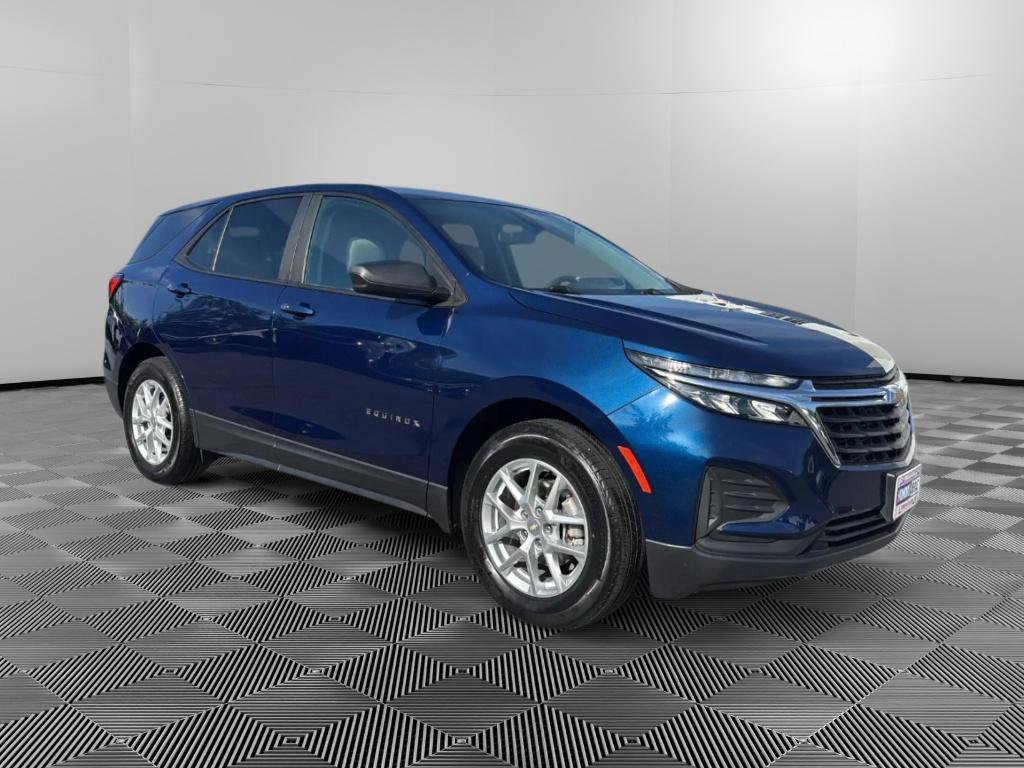Used 2023 Chevrolet Equinox LS w/ LS Convenience Package FWD image 2