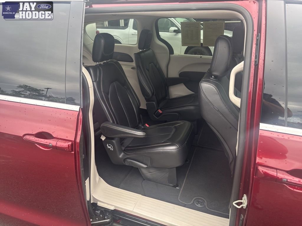 Used 2023 Chrysler Pacifica Touring-L image 7
