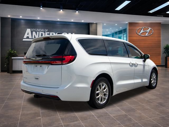 Used 2023 Chrysler Pacifica Touring-L FWD image 12