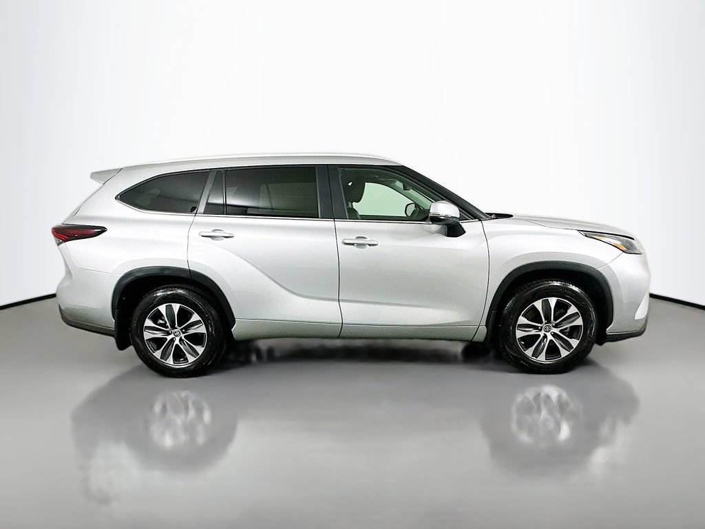 Certified 2024 Toyota Highlander XLE AWD/4WD image 4
