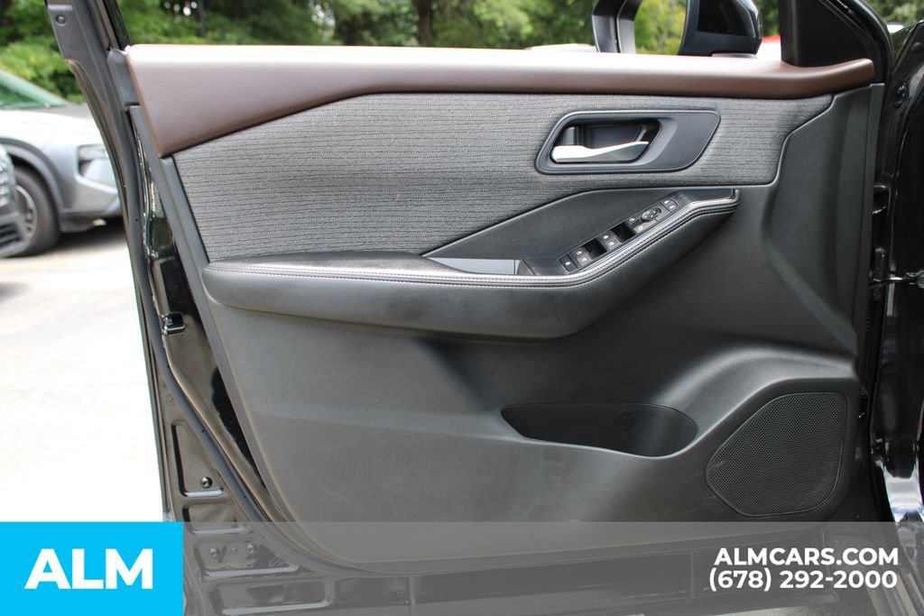 Used 2023 Nissan Rogue SV AWD/4WD image 14
