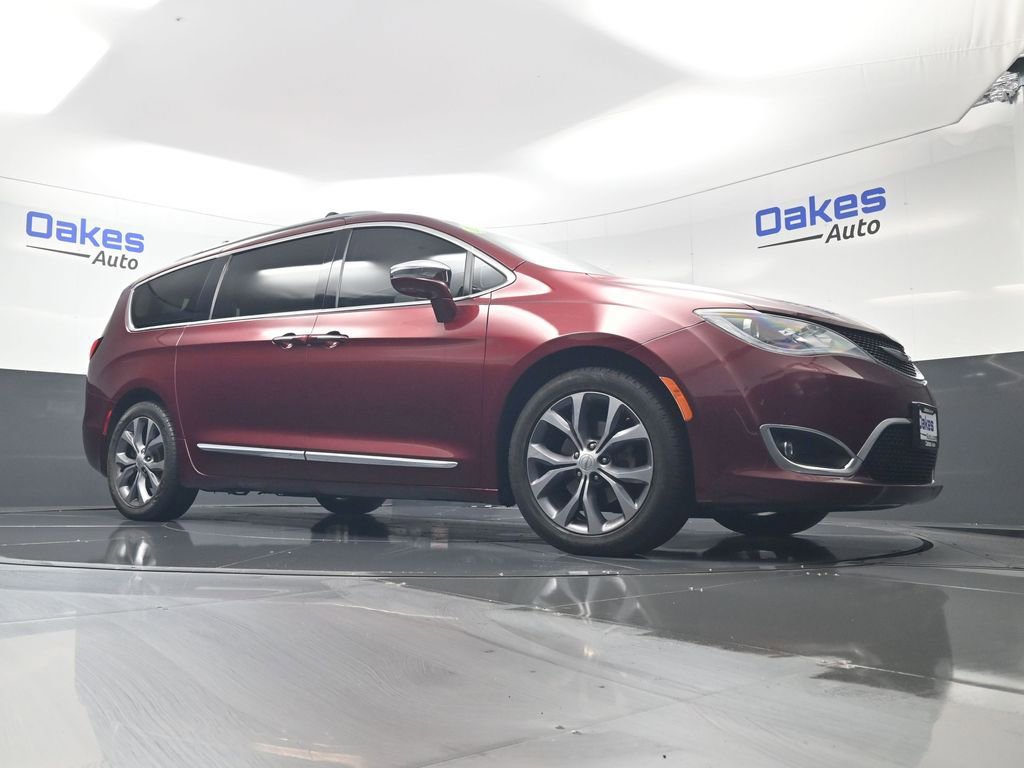 Used 2018 Chrysler Pacifica Limited image 39