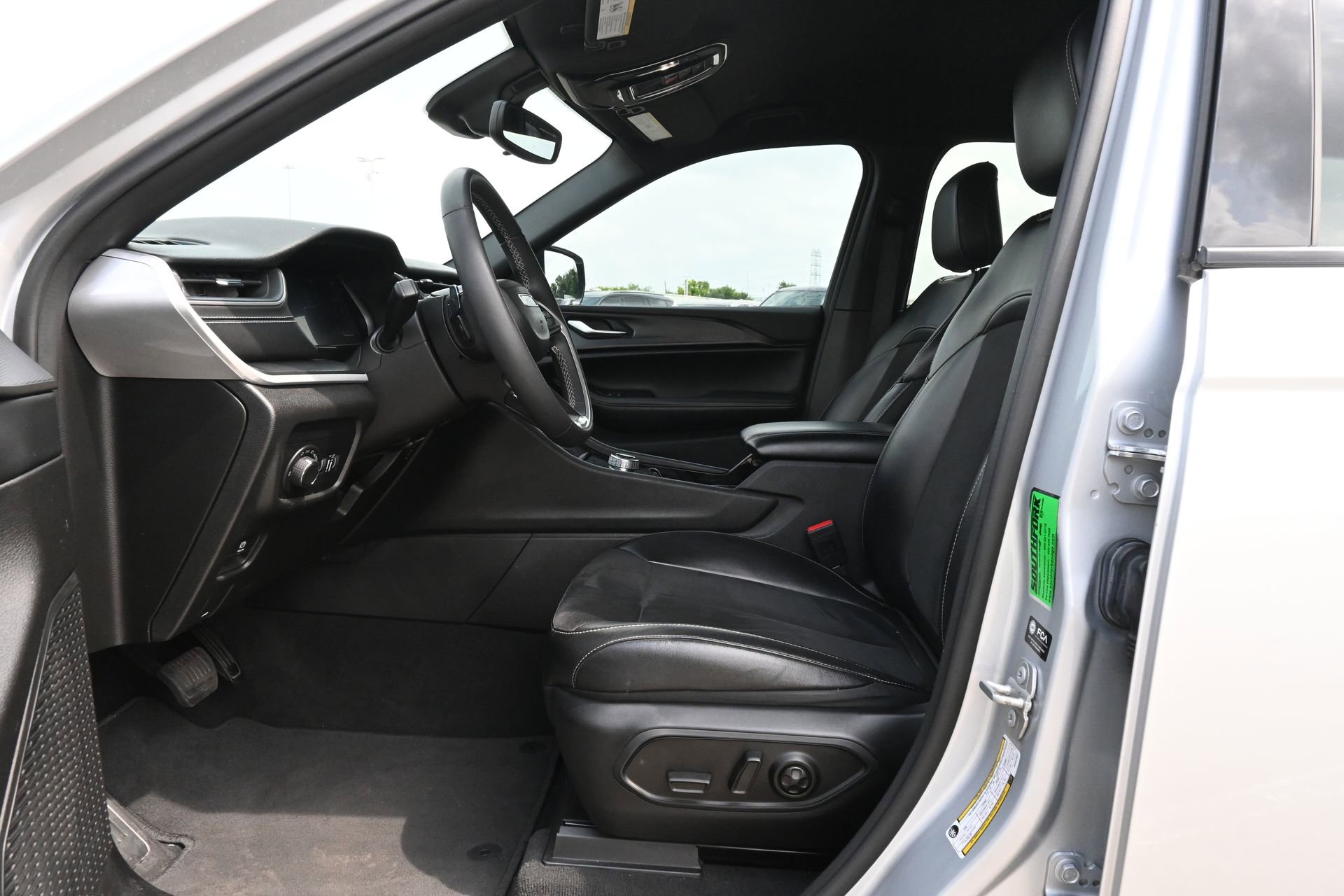Used 2023 Jeep Grand Cherokee Altitude AWD/4WD image 17