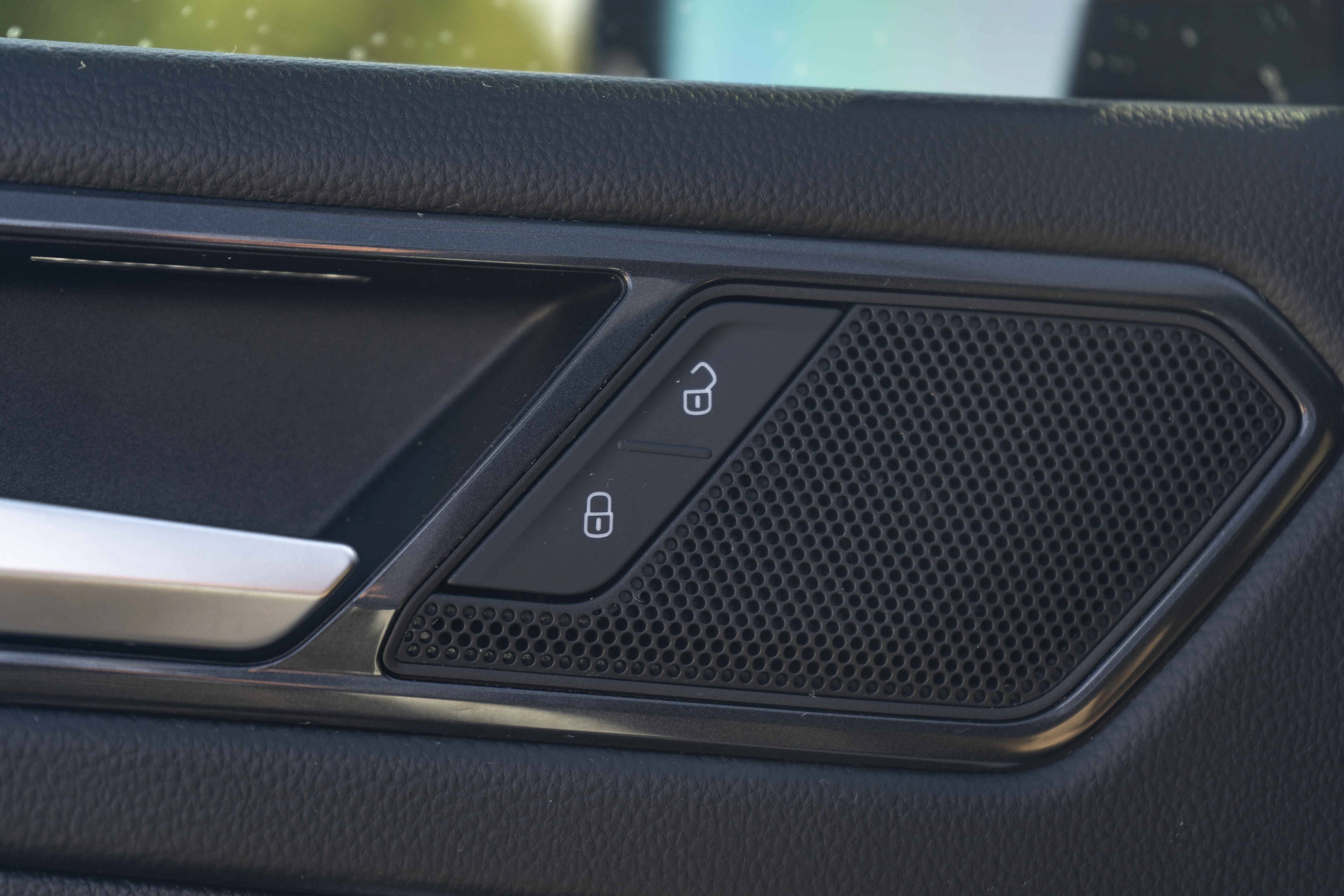 Certified 2022 Volkswagen Tiguan SE R-Line FWD image 36