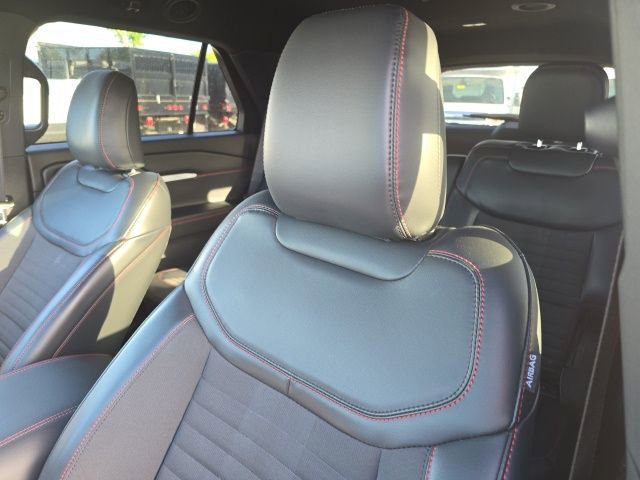 Used 2025 Ford Explorer ST-Line w/ Premium Package image 8