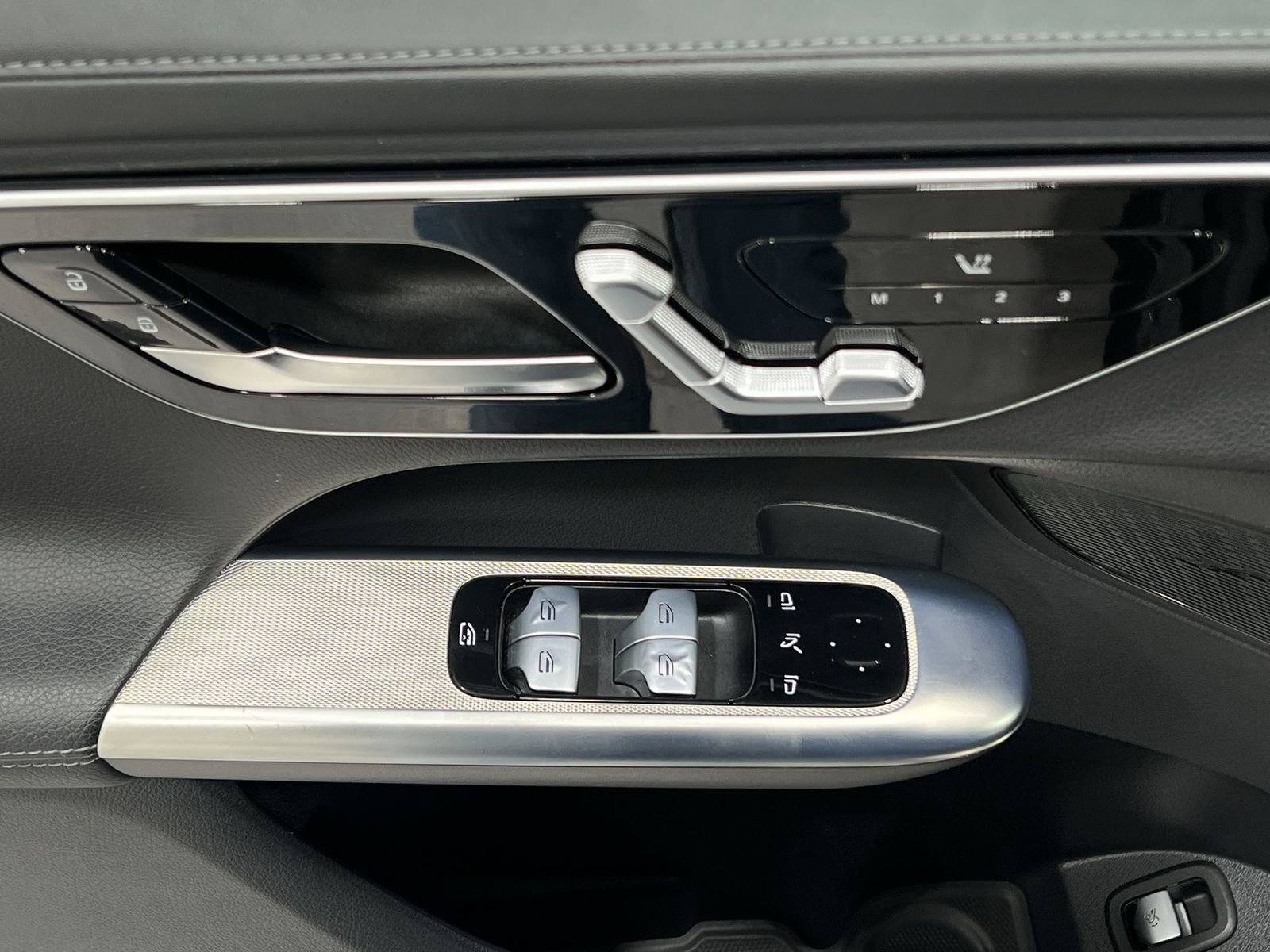 Used 2024 Mercedes-Benz GLC 300 4MATIC image 13