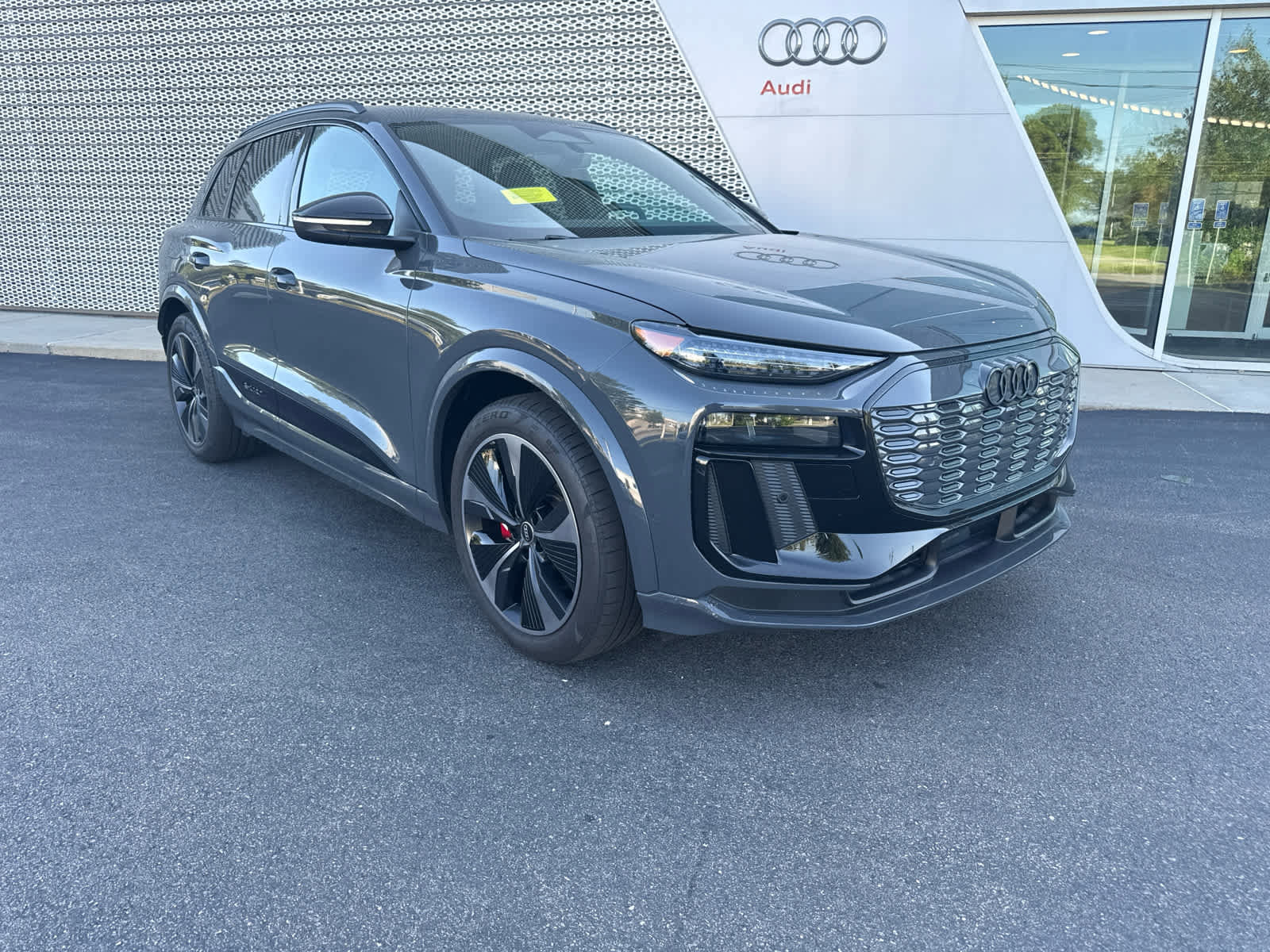 Used 2025 Audi SQ6 e-tron Prestige w/ Black Edition One image 2