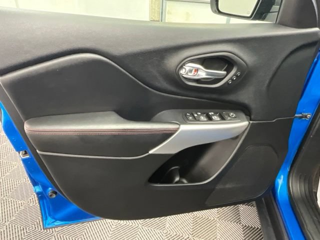 Used 2017 Jeep Cherokee Trailhawk AWD/4WD image 13