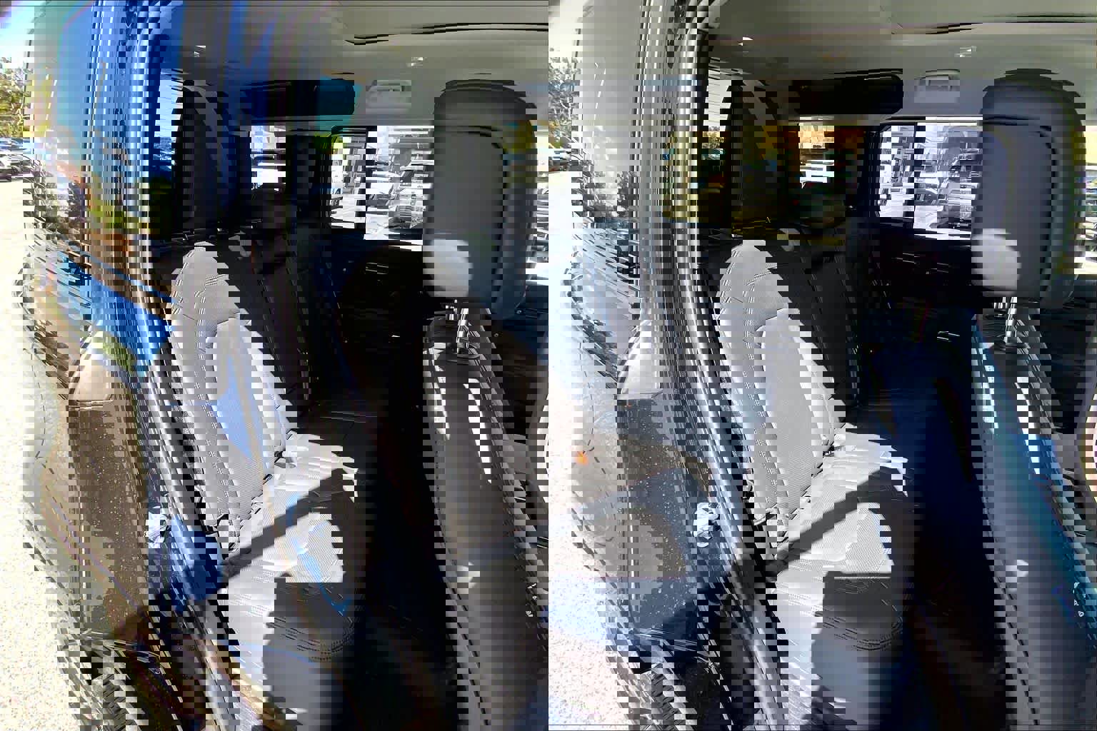 Certified 2025 Land Rover Defender 110 X-Dynamic SE image 18