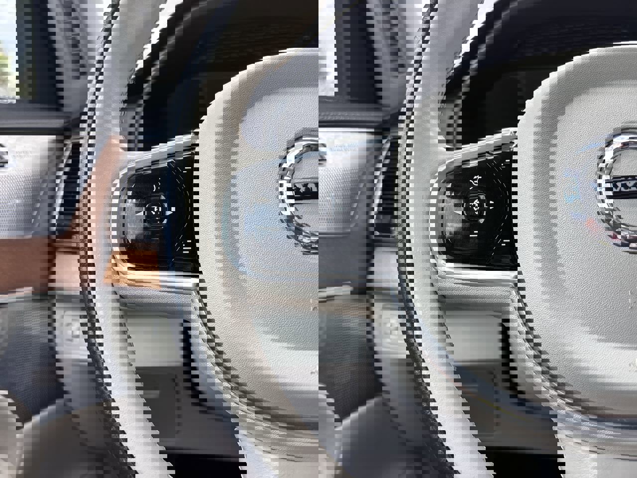 Used 2017 Volvo XC90 T8 Inscription w/ Vision Package image 30