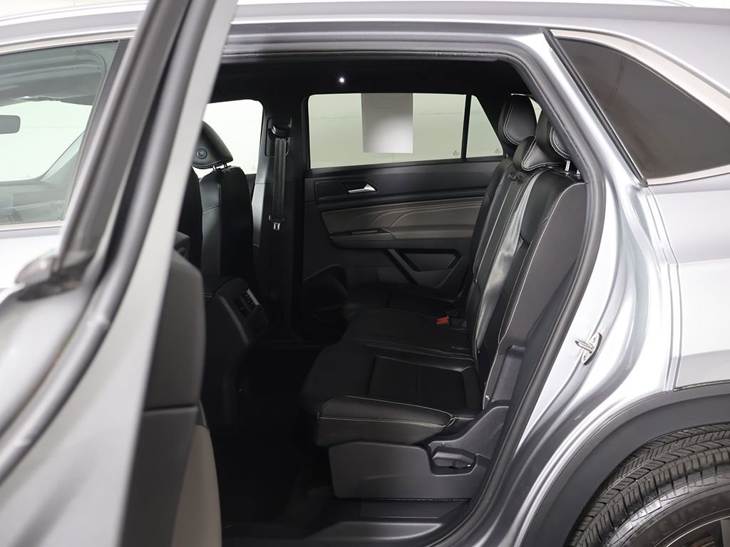 Used 2022 Volkswagen Atlas Cross Sport SEL R-Line image 34