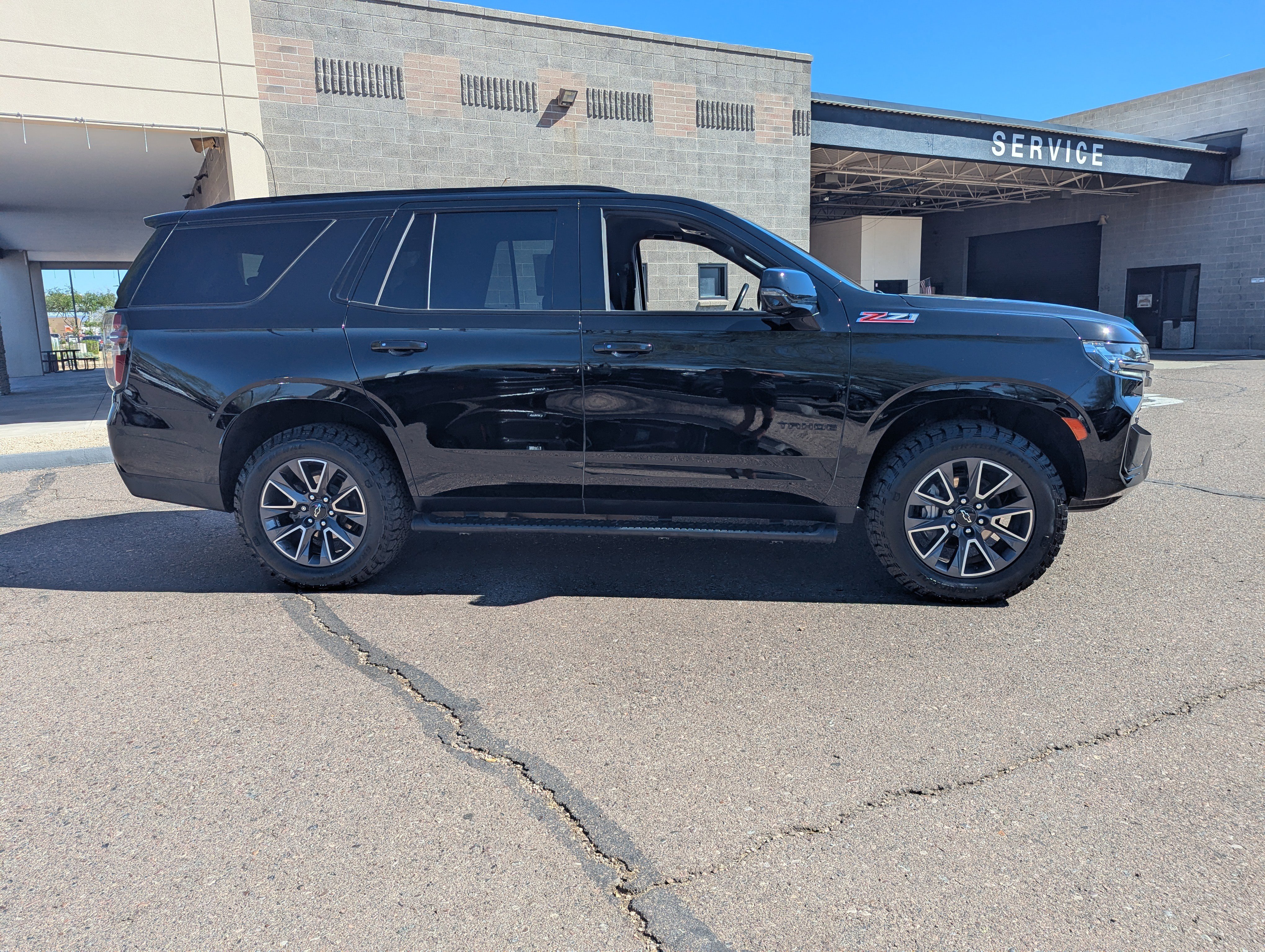 Used 2022 Chevrolet Tahoe Z71 w/ Luxury Package image 2