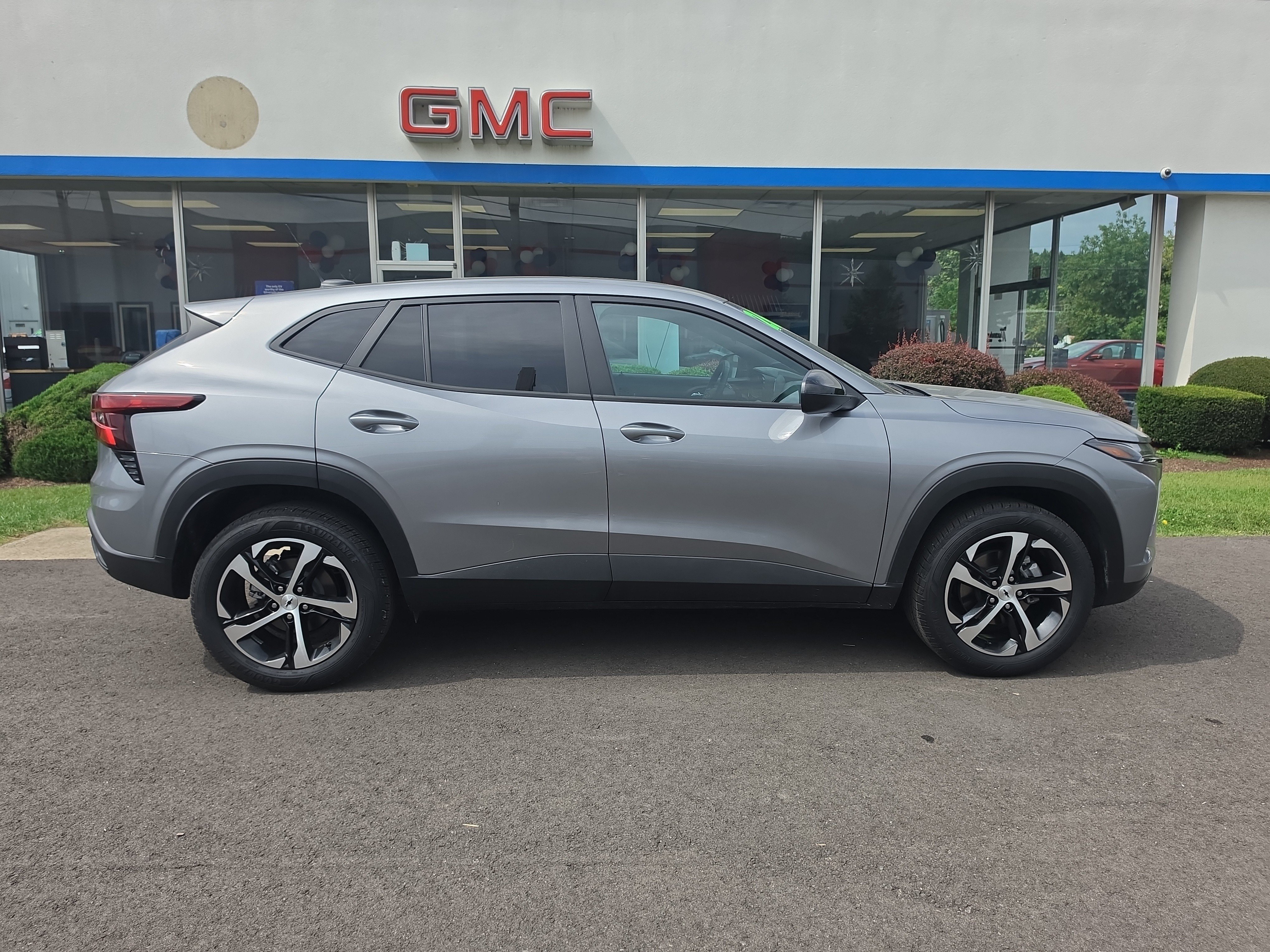 Used 2026 Chevrolet Trax RS w/ Sunroof Package FWD image 2